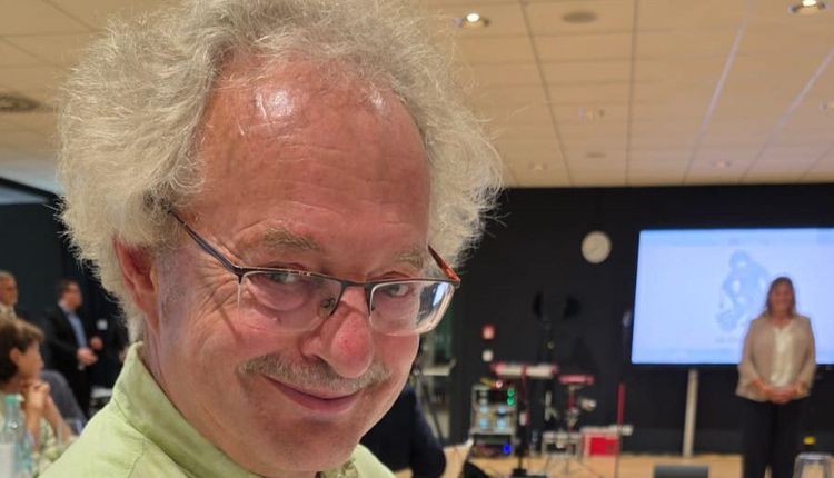 Dr. Gerald Voß durch Staatsminister Armin Schuster ausgezeichnet