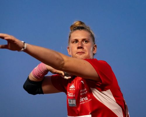 Katharina Maisch wird von vier Herren nach Tokio begleitet