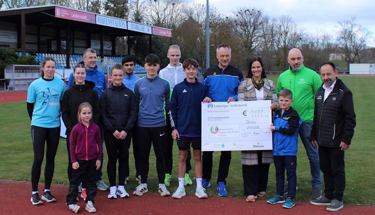 Spendensumme von 1.111 Euro für die Elternhilfe krebskranker Kinder Leipzig